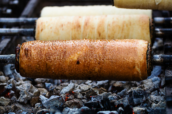 포토 JPG 해외이미지 전통 손 음식 백그라운드 디저트 거리 요리 사람없음 목재 갈색 케이크 껍질 기구 달콤 맛 그릴 굽기 반죽 루마니아 헝가리 길거리음식 트란실바니아 페스츄리 해외202310 해외포토 나무 유럽 빵 컬러 컨셉 재료 주방용품 신체부위 구이 동유럽 파일형식