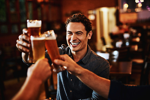 포토 JPG 해외이미지 손 남자 맥주 들기 상반신 성인 세명 음주 건배 맥주잔 성인남자만 해외202310 해외포토 술잔 모션 주류 사람 신체부위 남자만 성인만 파일형식