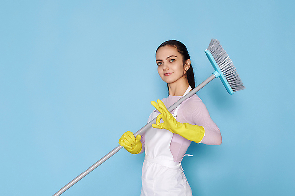 포토 JPG 해외이미지 여자 한명 들기 상반신 성인 옆모습 앞치마 OK 빗자루 청소 준비 고무장갑 성인여자한명만 해외202310 해외포토 1 뷰포인트 장갑 모션 사람 손짓 청소도구 고무 여자한명만 성인여자만 파일형식