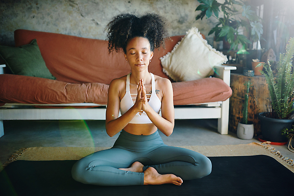 포토 JPG 해외이미지 백인 1 라이프스타일 웰빙 여자 행복 스포츠 신체 요가 휴식 주택 실내 건강 한명 사람 성인 운동복 운동 뷰티 스트레칭 침묵 활발 유연 연습 명상 긍정 주말 위치 돌봄 전용 락다운 해외202310 해외포토 서양인 옷 감정 컨셉 모션 내부 건물 생활 소리 파일형식