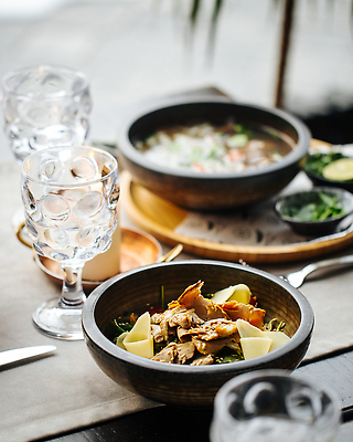 포토 JPG 해외이미지 접시 음식 토마토 채소 탁자 치즈 건강 육류 요리 사람없음 식사 저녁식사 샐러드 소고기 사발 준비 점심식사 섞기 해외202310 해외포토 식기 가구 식재료 유제품 사기그릇 파일형식