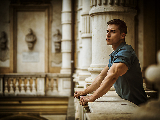 포토 JPG 해외이미지 1 응시 남자 무기 포즈 생각 건축양식 표면 휴식 실내 표정 사람 성인 사람없음 건물 반사 기댐 발코니 흰색 역사 만족 대리석 배려 심각 옛날 해외202310 해외포토 건축물 시선 건축 감정 컬러 컨셉 재료 모션 내부 파일형식