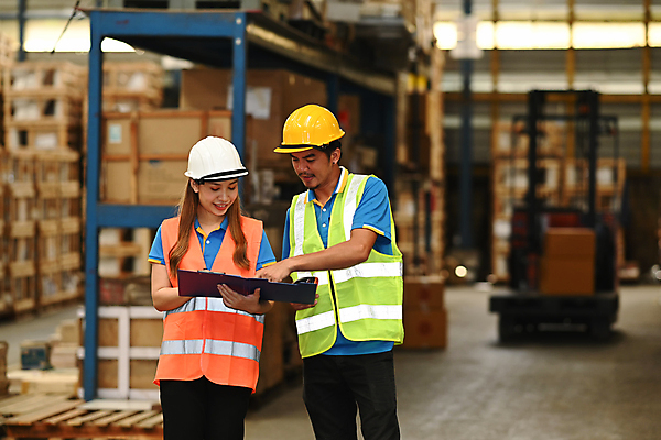 포토 JPG 해외이미지 여자 남자 노동자 선반 두명 아웃포커스 상자 가리킴 작업장 안전모 지게차 물류 물류창고 안전조끼 물류센터 해외202310 해외포토 직업 산업 가구 촬영기법 사람 손짓 중장비 헬멧 안전장비 창고 파일형식