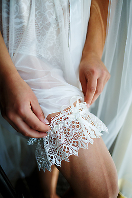 포토 JPG 해외이미지 여자 신부 웨딩드레스 결혼 결혼식 한명 성인 하반신 축하 준비 허벅지 가터벨트 착용 해외202310 해외포토 1 드레스 컨셉 사람 이벤트 신체부위 벨트 파일형식