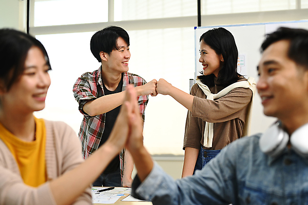 포토 JPG 해외이미지 여자 남자 비즈니스 창문 회의 함께함 앉기 여러명 상반신 성인 옆모습 헤드셋 비즈니스맨 비즈니스우먼 그룹 책상 직원 화이트보드 하이파이브 성인만 주먹인사 해외202310 해외포토 뷰포인트 음향기기 포즈 가구 다수 컨셉 모션 사람 손짓 헤드폰 인사 직장인 파일형식