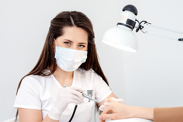 포토 JPG 해외이미지 직업 손 디자인 응시 여자 장갑 백그라운드 비즈니스 실내 가면 한명 사람 치료 뷰티 연필 펜 상점 금속 스파 페인트 화장품 장비 기구 공구 램프 잡기 못 그리기 바이러스 보호 손톱관리 손톱 미용사 고객 크레파스 화가 분무기 광택 주인 돌봄 하드웨어 코로나바이러스 해외202310 해외포토 1 시선 잡화 컨셉 의학 모션 재질 학용품 조명 내부 신체부위 컴퓨터 필기구 도구 네일아트 파일형식