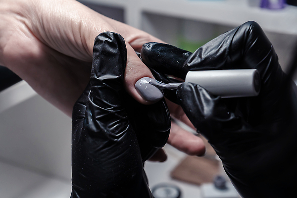 포토 JPG 해외이미지 직업 손 디자인 장갑 손가락 휴식 실내 사람없음 뷰티 상점 스파 기계 터치 기구 공구 램프 붓 고급 손톱 미용사 피부 테라피 주인 순서 니스 돌봄 방법 위생관리 스타일 해외202310 해외포토 잡화 컨셉 모션 조명 관리 내부 신체부위 도구 파일형식