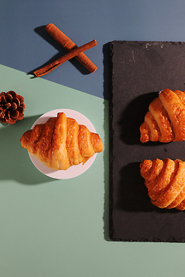 포토 JPG 해외이미지 접시 빵 디저트 사람없음 크루아상 솔방울 시나몬스틱 해외202310 해외포토 식기 음식 시나몬 파일형식