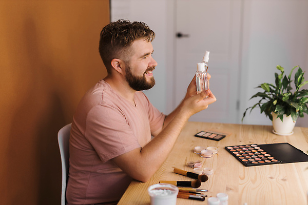 포토 JPG 해외이미지 남자 한명 들기 상반신 성인 옆모습 뷰티 화려 병 메이크업아티스트 아이섀도 메이크업브러쉬 수분크림 성인남자한명만 크리에이터 영상촬영 해외202310 해외포토 직업 1 식기 뷰포인트 컨셉 모션 사람 촬영 화장품 붓 남자한명만 성인남자만 파일형식 1인미디어