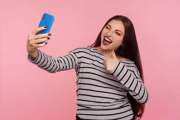 포토 JPG 해외이미지 여자 통신 청소년 회의 모바일 실내 말하기 대화 한명 사람 스마트폰 핸드폰 흐름 네트워크 메시지 어플리케이션 셀프카메라 전화기 서비스 부름 온라인 동영상 고립 동의 블로거 셀프 소셜 영상통화 채팅 화상통화 1인미디어 해외202310 해외포토 1 컨셉 비즈니스 모션 내부 전자제품 스마트기기 사진촬영 방송 통화 파일형식