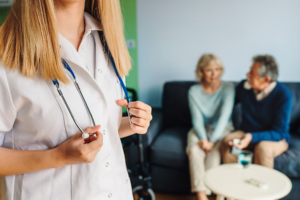 포토 JPG 해외이미지 직업 행복 유니폼 지팡이 노동자 주택 실내 병원 대화 미소 안전 사람 세명 걷기 건강관리 환자 간호사 의사 도움 막대기 은퇴 간호 격려 방문 장애 돌봄 옛날 지원 치유 헬프 해외202310 해외포토 옷 감정 컨셉 의학 모션 표정 건강 관리 말하기 내부 건물 의료진 파일형식