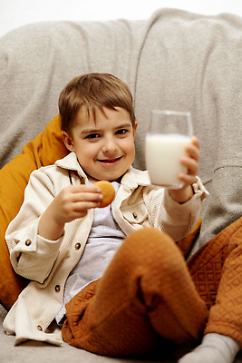 포토 JPG 해외이미지 행복 음료 어린이 음식 재료 자연 유리 주택 실내 건강 식이요법 한명 미소 사람 소년 쿠키 주방 식사 유치원 우유 마시기 흰색 신선 액체 맛 아침식사 상품 먹기 에코 긍정 비타민 내추럴 칼슘 맛있는 해외202310 해외포토 1 교육 남자 감정 컬러 컨셉 모션 재질 디저트 유제품 표정 내부 건물 환경 생태계 영양소 파일형식