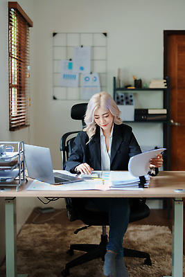 포토 JPG 해외이미지 종이 백그라운드 컨셉 회사 비즈니스 한명 사람 금융 컴퓨터 사무실 펜 미국 계산기 작업 비즈니스우먼 절약 계산 계획 책상 분석 보고서 서식 문서 투자 결제 법 수익 회계 월급 대출 계좌 세금 수입 예산 정부 환불 회계사 해외202310 해외포토 직업 1 여자 가구 북아메리카 문구용품 경제 전자제품 필기구 장비 직장인 파일형식