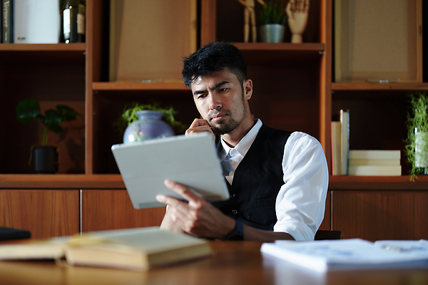 포토 JPG 해외이미지 백인 직업 라이프스타일 응시 남자 행복 백그라운드 컨셉 비즈니스 사업가 아파트 실내 창조 한명 사람 앉기 정장 성인 스마트폰 컴퓨터 소파 알약 방 잡기 업무 작업 비즈니스맨 기다림 우아함 스마트 손목시계 경영자 시민 경영 단절 해외202310 해외포토 서양인 1 시선 옷 감정 시계 의자 장신구 모션 주택 내부 생활 전자제품 핸드폰 스마트기기 약 직장인 리더 국민 파일형식