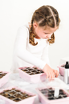 포토 JPG 해외이미지 여자 어린이 실내 한명 상반신 옆모습 환경 흙 원예 소녀한명만 해외202310 해외포토 1 뷰포인트 사람 취미 내부 여자한명만 소녀만 파일형식