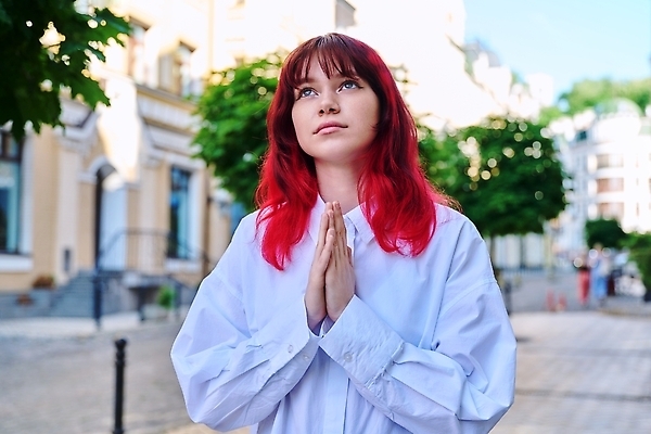 포토 JPG 해외이미지 여자 기독교 종교 청소년 관리 사랑 한명 사람 야외 10대 뷰티 평화 믿음 희망 침묵 꿈 에너지 기도 도시 예수 영혼 동쪽 구걸 숭배 신앙심 접기 해외202310 해외포토 1 감정 컨셉 모션 소리 신_종교 방향 파일형식