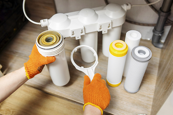 포토 JPG 해외이미지 음료 가사 가정 주택 건강 사람 사람없음 치료 물 주방 장비 마시기 흰색 기술자 수리 순수 서비스 싱크대 수도꼭지 에코 함선 파이프 탱크 시스템 펜치 정비공 반전 유지 교체 배관공 설치 압력 중고 필터 해외202310 해외포토 자연요소 직업 컬러 컨셉 배_교통 의학 모션 건물 환경 공구 개수대 파일형식