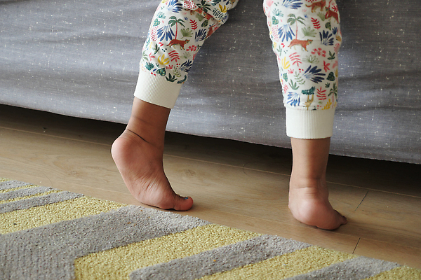 포토 JPG 해외이미지 백인 딸 어린이 맨발 바닥 한명 서기 사람 야외 장난감 산책 아기 끝 피부 호기심 발가락 단계 걸음마 결백 양발 해외202310 해외포토 서양인 1 감정 컨셉 가족 모션 발 휴식 신체부위 파일형식