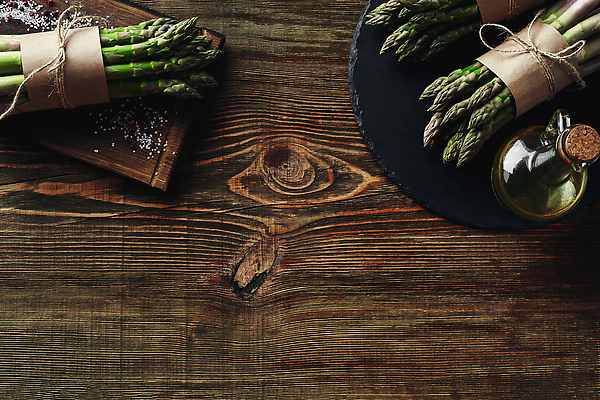 포토 JPG 해외이미지 쟁반 사람없음 하이앵글 올리브오일 아스파라거스 나무배경 해외202310 해외포토 뷰포인트 백그라운드 채소 기름_음식 파일형식