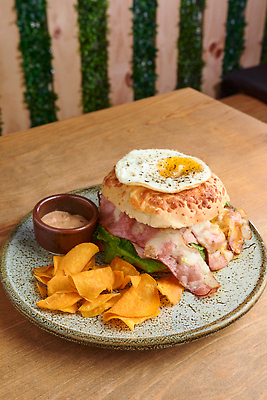 포토 JPG 해외이미지 음식 감자 사람없음 계란 햄버거 상추 베이컨 번 맛있는 해외202310 해외포토 빵 채소 패스트푸드 돼지고기 알 파일형식