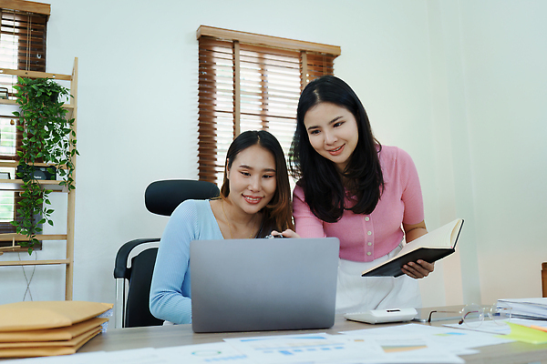 포토 JPG 해외이미지 디자인 백그라운드 컨셉 상의 비즈니스 CEO 두명 금융 사무실 자료 작업 비즈니스우먼 작업실 결과 계획 상담원 대표 토론 분석 보고서 상담 문서 투자 평가 온라인 회계 변호사 대출 경영 리뷰 분석가 서류판 제어 프로젝트 회계사 접근 해외202310 해외포토 직업 옷 여자 사람 경제 사무용품 직장인 사무원 파일형식