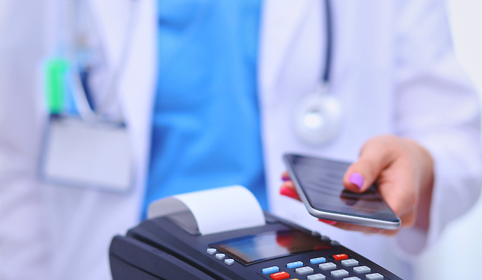 포토 JPG 해외이미지 손 이동 돈 건강 병원 사람 사람없음 금융 사무실 약 세일 디지털 기계 환자 의사 흰색 키보드 잡기 신용카드 구매 서비스 상업 결제 통과 보험 돌봄 매각 인출 참여 터미널 해외202310 해외포토 컬러 컨셉 비즈니스 의학 모션 신체부위 경제 쇼핑 의료진 재산 파일형식