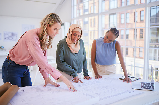 포토 JPG 해외이미지 여자 비즈니스 창문 회의 함께함 상반신 성인 옆모습 세명 노트북 펜 공책 가리킴 책상 문서 성인여자만 해외202310 해외포토 뷰포인트 가구 컨셉 문구용품 사람 손짓 전자제품 필기구 여자만 성인만 파일형식