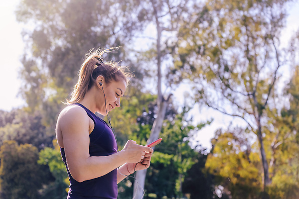 포토 JPG 해외이미지 라이프스타일 여자 행복 음악 스포츠 이어폰 아침 모바일 건강 한명 사람 야외 스마트폰 핸드폰 운동복 달리기 조깅 운동 뷰티 헤드폰 듣기 스마트 연습 달리기선수 해외202310 해외포토 주간 1 옷 감정 음향기기 컨셉 모션 문화예술 생활 전자제품 스마트기기 육상선수 파일형식