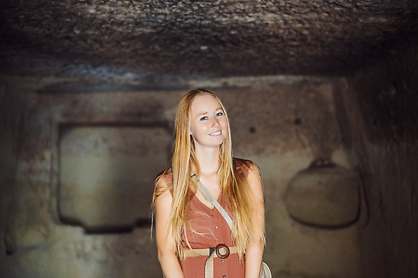 포토 JPG 해외이미지 여자 여행 그림자 한명 상반신 성인 앞모습 어둠 동굴 성인여자한명만 튀르키예 해외202310 해외포토 1 아시아 뷰포인트 사람 여자한명만 성인여자만 파일형식