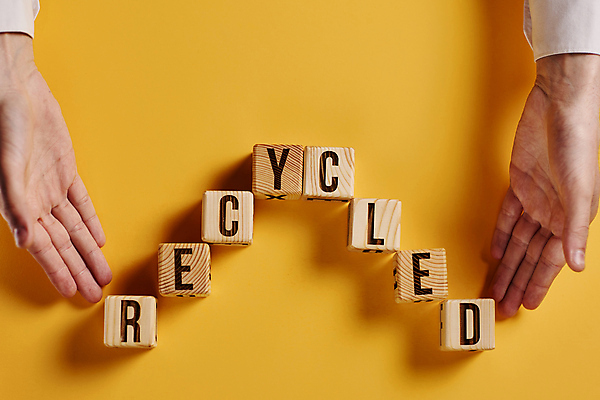 포토 JPG 해외이미지 손 알파벳 비즈니스 텍스트 아이디어 신체부위 단어 노란색 재활용 나무블록 카피스페이스 해외202310 해외포토 문자 영어 컬러 컨셉 사람 목재 공백 블록 친환경 파일형식