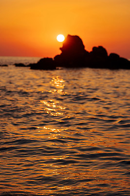 포토 JPG 해외이미지 아시아 호수 모래 파도 바다 섬 오렌지 태국 하늘 아침 휴가 해변 사람없음 빨간색 햇빛 태양 뷰티 반사 일출 맑음 일몰 저녁 인도인 포르투갈 인도네시아 캘리포니아 암초 느림 해외202310 해외포토 주간 자연요소 외국인 유럽 나라 컬러 과일 날씨 동양인 노을 미국 야간 파일형식