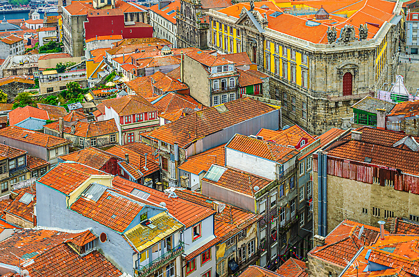 포토 JPG 해외이미지 전통 유럽 여행 건축양식 지붕 주택 안테나 풍경 사람없음 야외 건물 빨간색 도시풍경 컬러풀 교회 도시 센터 중세 역사 도심 정상 옥상 포르투갈 타일 북쪽 타운 공화국 랜드마크 옛날 해외202310 해외포토 건축물 건축 나라 컬러 통신 종교건축 방향 파일형식