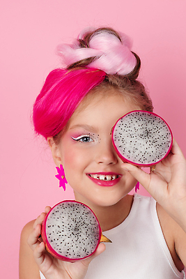 포토 JPG 해외이미지 헤어스타일 여자 얼굴 음식 분홍색 백그라운드 과일 디저트 실내 건강 한명 사람 10대 빨간색 여름 용 신선 닫기 달콤 맛 피부 유기농 복고 만들기 슛 비타민 내추럴 고립 숙성 이국적 채식주의자 픽업 목업 비건 맛있는 해외202310 해외포토 1 웰빙 계절 컬러 컨셉 모션 청소년 내부 신체부위 채식 영양소 파일형식