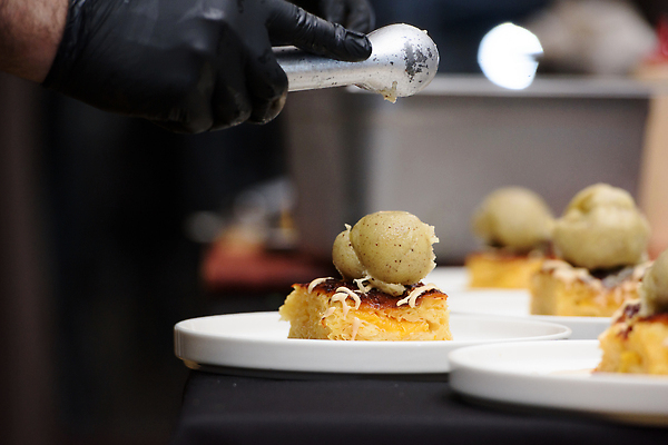 포토 JPG 해외이미지 전통 접시 음식 다이어트 오렌지 치즈 샌드위치 건강 요리 사람없음 세트 파티 식당 저녁식사 덮개 시골 신선 맛 지중해 그리스 레시피 시트 양고기 공유 그리스인 점심식사 요구르트 해외202310 해외포토 서양인 식기 유럽 바다 컨셉 과일 유제품 육류 이벤트 상점 식사 뚜껑 파일형식