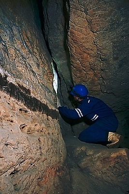 포토 JPG 해외이미지 직업 옷 산업 모래 벽 장갑 성공 노동자 한명 안전 사람 내부 어둠 줄무늬 장비 바위 업무 엔지니어 터널 수리 보호 OK 안전모 헬멧 위험 발굴 만족 롤 지하 보물 건축업자 땅바닥 땅파기 수집가 지질 헬프 자극 해외202310 해외포토 1 잡화 건축 감정 길 컨셉 무늬 바닥 손짓 돌_바위 작업 도움 기술자 안전장비 보호장비 파일형식