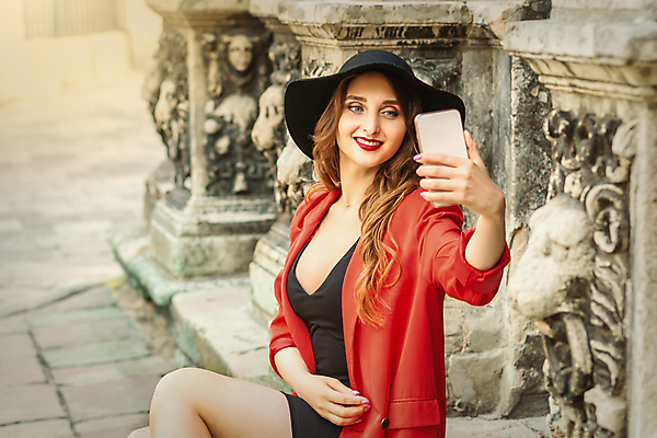 포토 JPG 해외이미지 백인 응시 여자 행복 여행 휴가 거리 한명 앉기 상반신 성인 건물 옆모습 빨간색 스마트폰 여행객 여행가방 기둥 도시 우아함 셀프카메라 성인여자한명만 해외202310 해외포토 서양인 1 건축물 시선 건축 감정 뷰포인트 컬러 컨셉 가방 모션 사람 핸드폰 스마트기기 사진촬영 여자한명만 성인여자만 파일형식