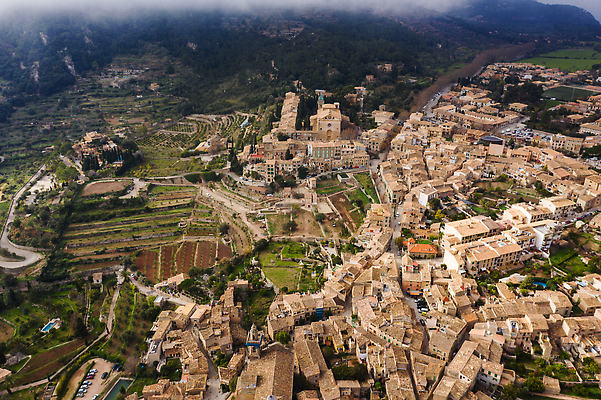 포토 JPG 해외이미지 구름 계절 유럽 여행 건축양식 하늘 휴가 산 안테나 풍경 사람없음 건물 도시풍경 햇빛 성당 교회 탑 골동품 스페인 재산 지중해 장면 타운 항공촬영 랜드마크 옛날 해외202310 해외포토 자연요소 건축물 건축 나라 바다 뷰포인트 통신 종교건축 금융 태양 도시 파일형식
