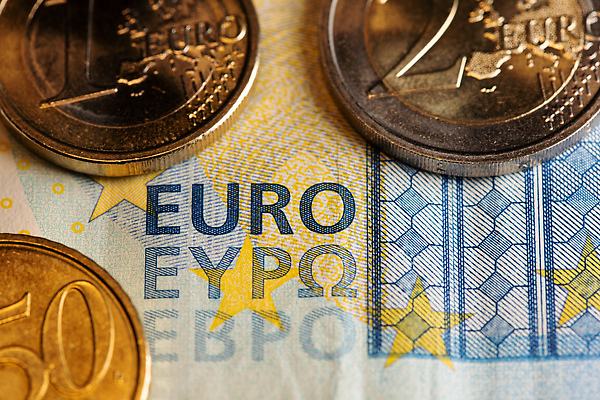 포토 JPG 해외이미지 1 유럽 종이 지폐 돈 2 비즈니스 성공 사람없음 금융 경제 쌓기 동전 쪽지 저축 유로 흰색 시장 재산 구매 가격 심볼 투자 이익 보물 계산서 월급 센트 수도권 수입 우울증 위기 해외202310 해외포토 나라 컬러 컨셉 모션 쇼핑 질병 지역 파일형식