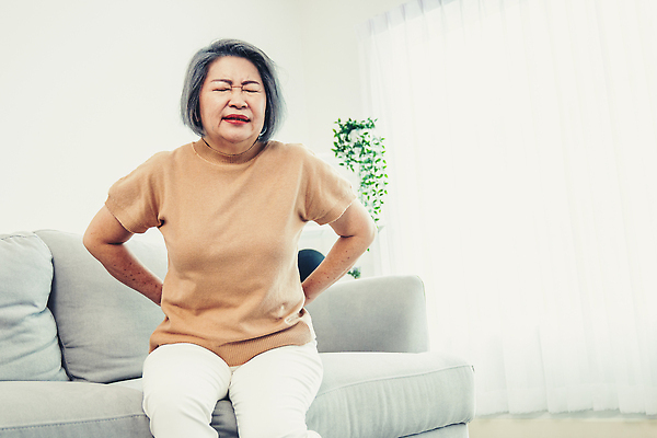 포토 JPG 해외이미지 여자 노년 한명 동양인 앞모습 건강관리 고통 찡그림 질병 허리통증 노인여자한명만 해외202310 해외포토 1 감정 뷰포인트 의학 표정 건강 관리 사람 인종 성인 여자한명만 노인여자만 파일형식