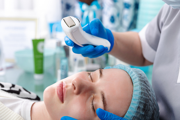 포토 JPG 해외이미지 손 여자 무기 얼굴 건강 병원 두명 치료 뷰티 약 상점 스파 화장품 장비 의사 흰색 마사지 미용사 피부 피부관리 테라피 순서 거짓말 돌봄 리프팅 방법 위생관리 하드웨어 해외202310 해외포토 직업 컬러 의학 모션 관리 사람 신체부위 컴퓨터 의료진 파일형식