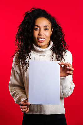 포토 JPG 해외이미지 백인 모델 1 손 배너 응시 여자 행복 감정 포스터 종이 얼굴 백그라운드 컨셉 셔츠 오렌지 갈색머리 광고판 실내 한명 사람 성인 뷰티 공백 방 흰색 잡기 비즈니스우먼 신용카드 사인 보여주기 고립 스타일 비어있는 해외202310 해외포토 서양인 헤어스타일 시선 컬러 상의 과일 비즈니스 모션 알림판 내부 신체부위 금융 직장인 판 파일형식