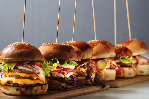 포토 JPG 해외이미지 배너 음식 백그라운드 토마토 탁자 치즈 패스트푸드 샌드위치 육류 돼지고기 요리 사람없음 목재 식당 검은색 식사 저녁식사 치킨 샐러드 소고기 햄버거 시골 신선 클래식 선택 맛 그릴 상추 바비큐 속도 메뉴 깨 테이크아웃 점심식사 번 줄서기 치즈버거 카피스페이스 국경 맛있는 해외202310 해외포토 나무 빵 컬러 가구 컨셉 채소 식재료 재료 모션 주방용품 유제품 상점 공백 조미료 인스턴트 닭고기요리 파일형식