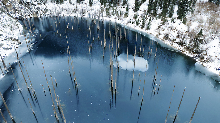 포토 JPG 해외이미지 나무 호수 여행 크리스마스 겨울 자연 새해 산 안테나 사람없음 야외 건물 물 냉동 얼음 거울 추위 소나무 투명 정상 숲 서리 눈보라 항공촬영 드론 보호구역 전국 절정 카자흐스탄 눈내림 가문비나무 알마티 해외202310 해외포토 자연요소 식물 건축물 계절 기념일 아시아 뷰포인트 통신 눈_날씨 생태계 구역 파일형식