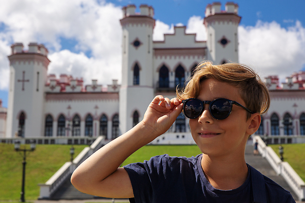 포토 JPG 해외이미지 백인 라이프스타일 행복 유럽 어린이 여행 건축양식 가족 하늘 파노라마 한명 웃음 사람 소년 야외 건물 태양 뷰티 여행객 계단 맑음 도시 중세 역사 랜드마크 벨로루시 수도권 스타일 해외202310 해외포토 자연요소 서양인 1 건축물 남자 건축 감정 나라 관계 날씨 촬영기법 표정 생활 지역 파일형식