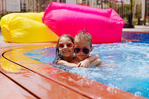 포토 JPG 해외이미지 백인 행복 어린이 가족 포옹 놀이 휴가 휴식 수영장 함께함 사랑 미소 사람 소년 두명 물 여름 친구 수영 기쁨 아기 즐거움 휴양지 언니 남동생 해외202310 해외포토 자연요소 서양인 계절 남자 감정 컨셉 관계 안기 표정 장소 수상스포츠 자매 동생 파일형식
