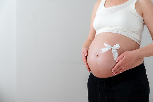 포토 JPG 해외이미지 손 여자 리본 어린이 신체 엄마 새로움 건강 선물 성인 사람없음 놀람 임산부 임신 흰색 아기 기다림 활 카피스페이스 해외202310 해외포토 감정 컬러 컨셉 가족 모션 표정 사람 신체부위 공백 파일형식