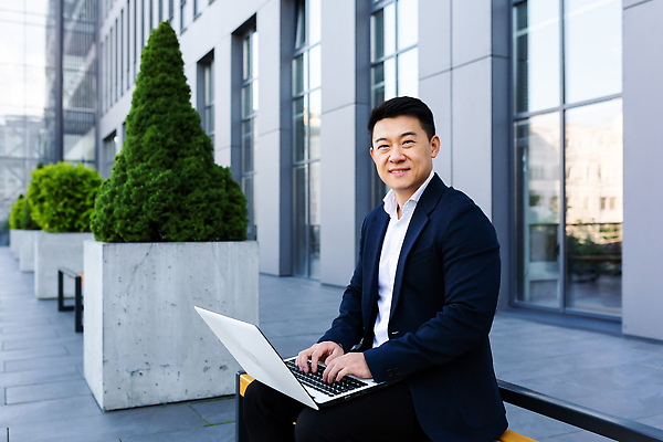 포토 JPG 해외이미지 남자 벤치 한명 앉기 동양인 정장 성인 야외 노트북 비즈니스맨 출장 화단 풀숲 성인남자한명만 해외202310 해외포토 1 옷 의자 비즈니스 모션 사람 인종 전자제품 직장인 숲 남자한명만 성인남자만 파일형식