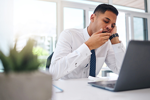 포토 JPG 해외이미지 남자 화분 화초 시계 창문 스트레스 피곤 한명 앉기 상반신 성인 옆모습 노트북 사무실 눈감음 졸음 책상 하품 입가림 성인남자한명만 해외202310 해외포토 식물 1 감정 뷰포인트 가구 컨셉 비즈니스 모션 사람 전자제품 가림 생리현상 남자한명만 성인남자만 파일형식