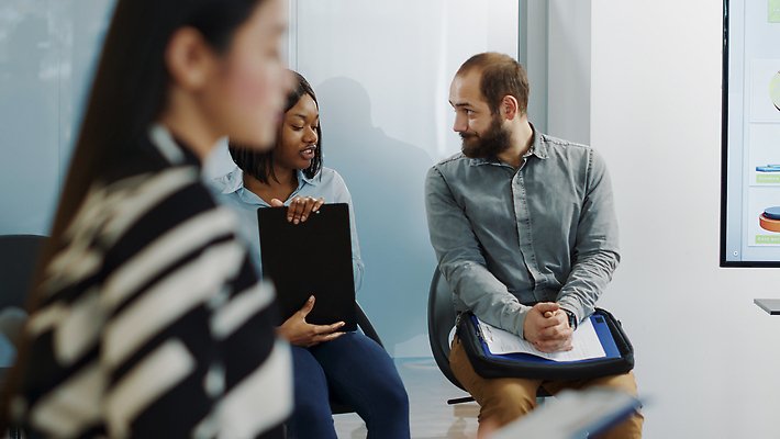 포토 JPG 해외이미지 여자 남자 의자 앉기 상반신 성인 옆모습 세명 마주보기 대기 면접 대기실 서류판 성인만 해외202310 해외포토 뷰포인트 가구 비즈니스 모션 사람 사무용품 공간 파일형식