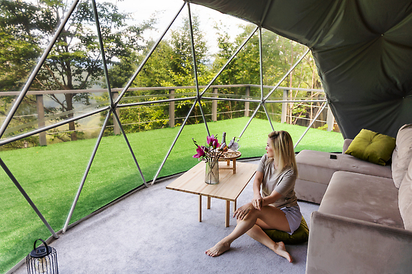 포토 JPG 해외이미지 전신 나무 여자 난간 탁자 텐트 한명 앉기 성인 야외 옆모습 소파 꽃병 캠핑 숲 창가 성인여자한명만 해외202310 해외포토 식물 1 꽃 뷰포인트 가구 의자 창문 모션 레저 캠핑도구 사람 여자한명만 성인여자만 파일형식